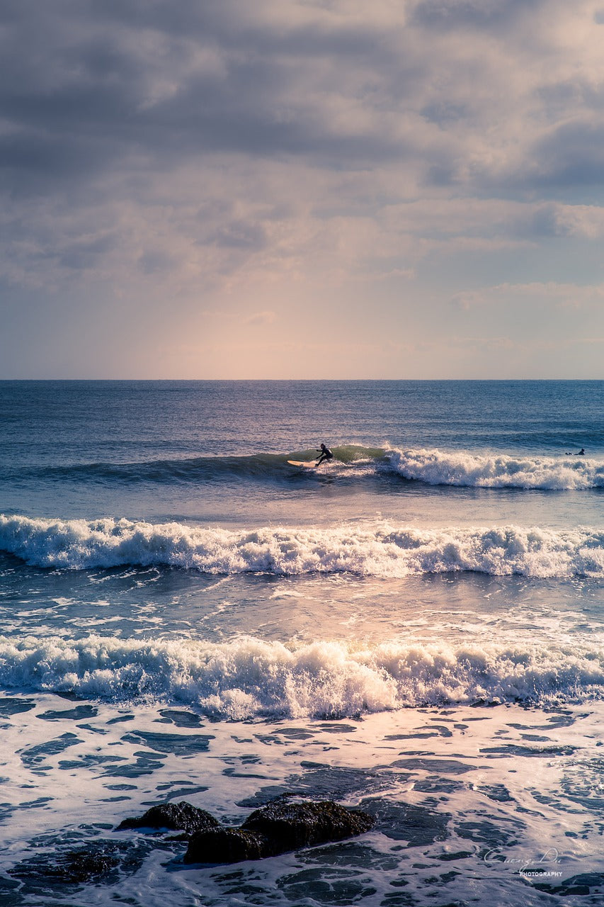 SURFER SILHOUETTE ON WAVES. Image by CD_Photosaddict from Pixabay