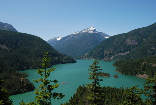 SNOW CAPPED MOUNTAIN OVER LAKE FILLED VALLEY. Image by Eveline de Bruin from Pixabay